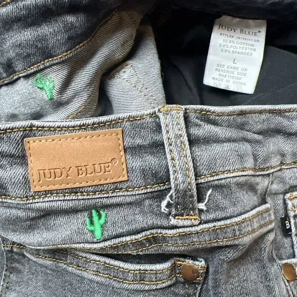 Judy Blue Embroidered Cactus Shorts Size Large - Picture 4 of 5